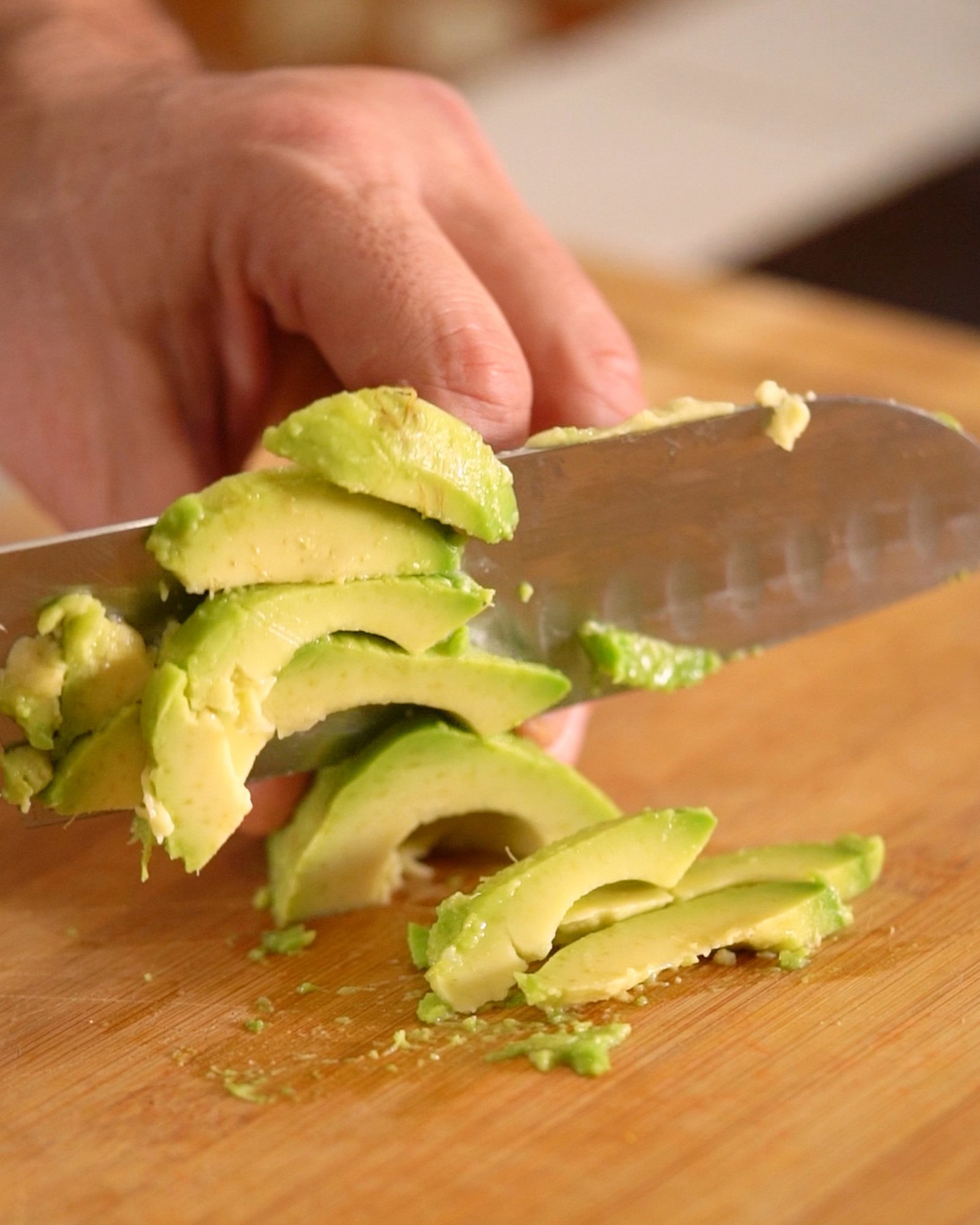 Avocado maturo tagliato per la salsa