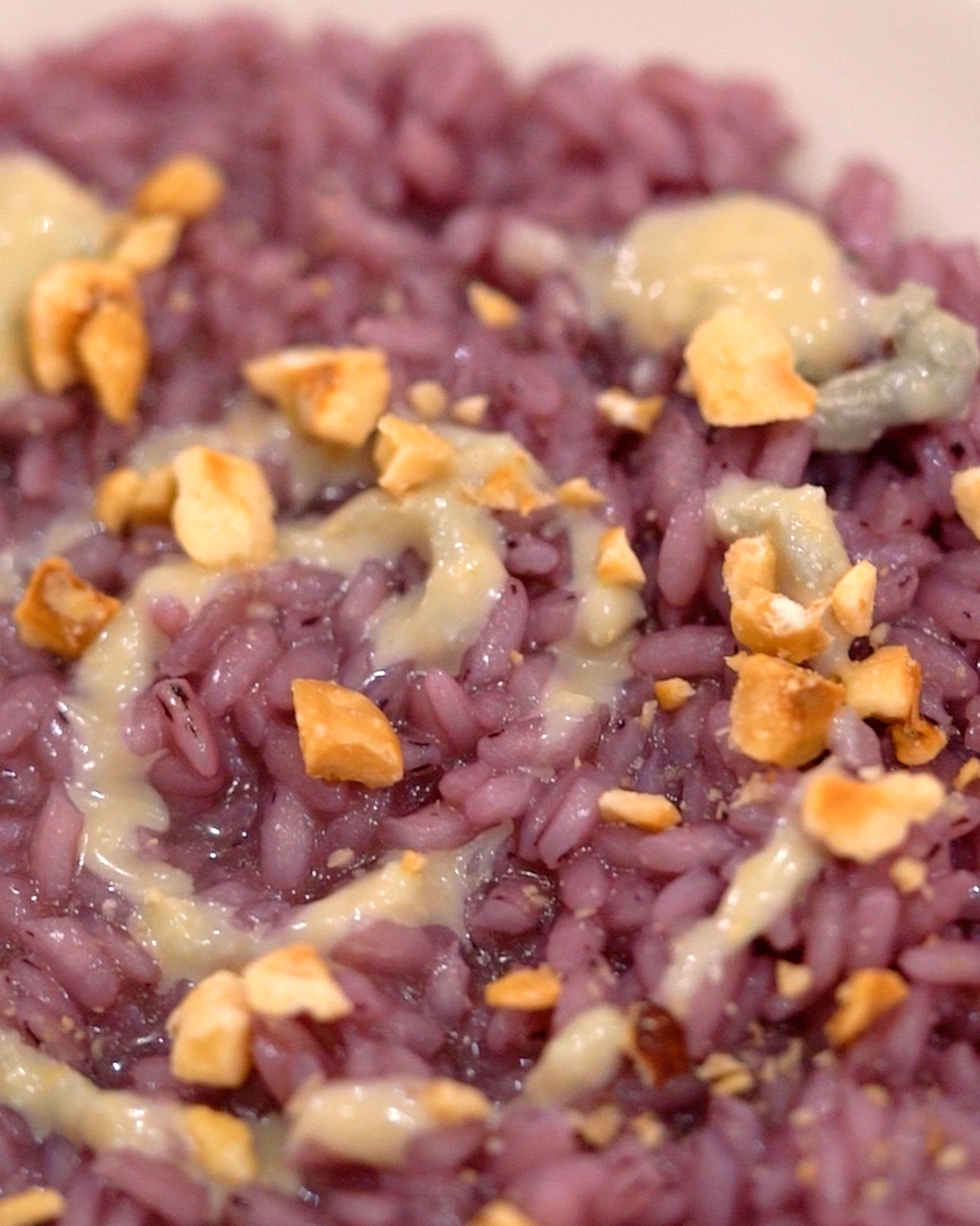 Risotto viola con salsa al gorgonzola e nocciole - Hera nei Campi