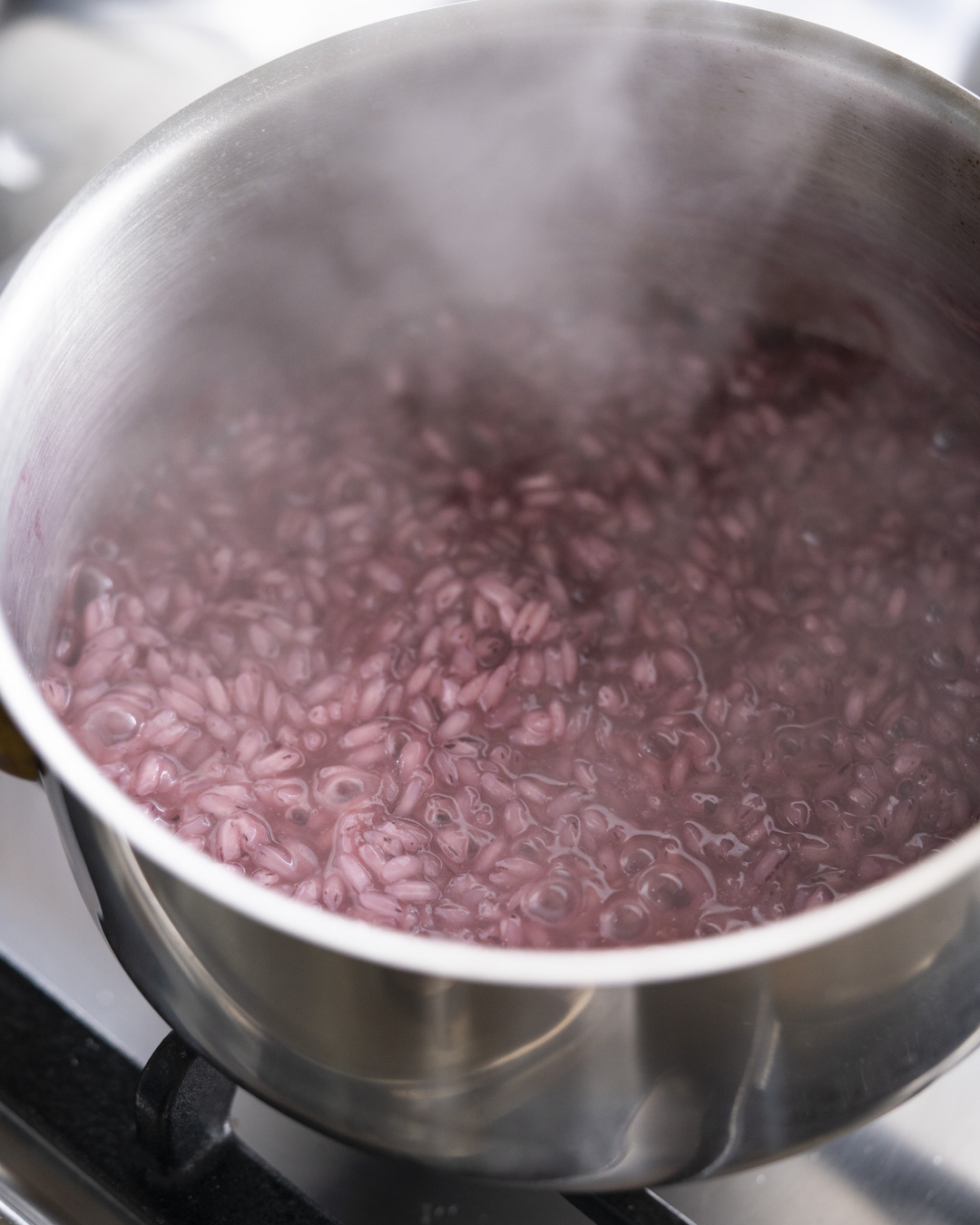 Risotto viola in cottura