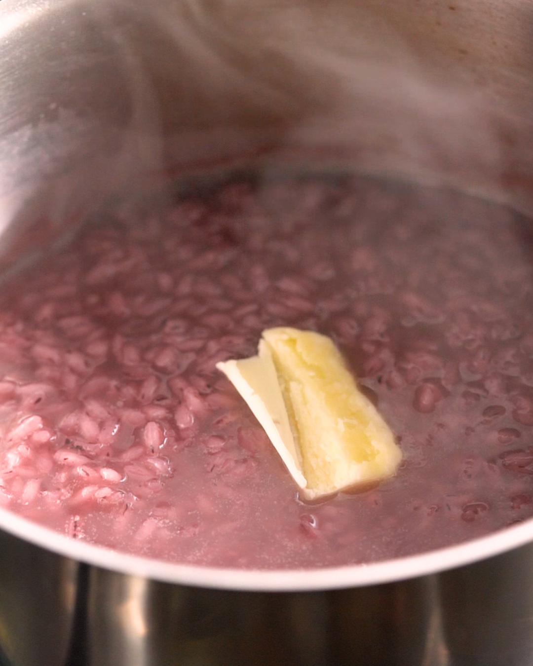 Mantecatura del risotto viola con burro