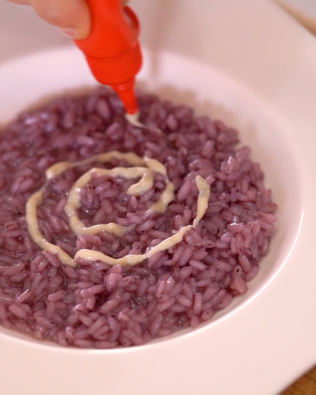 Salsa al gorgonzola sul risotto viola