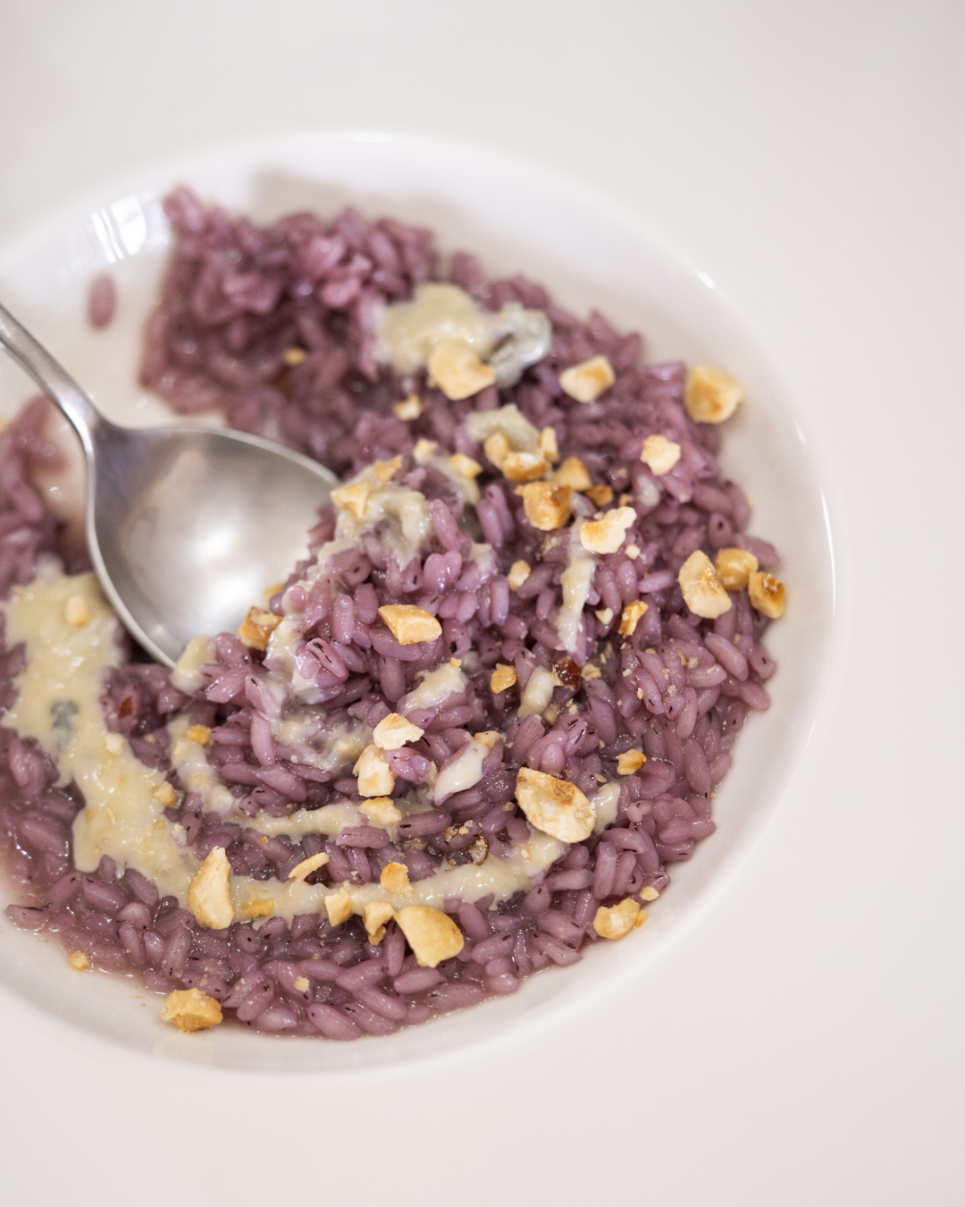 Risotto viola con gorgonzola e nocciole tostate